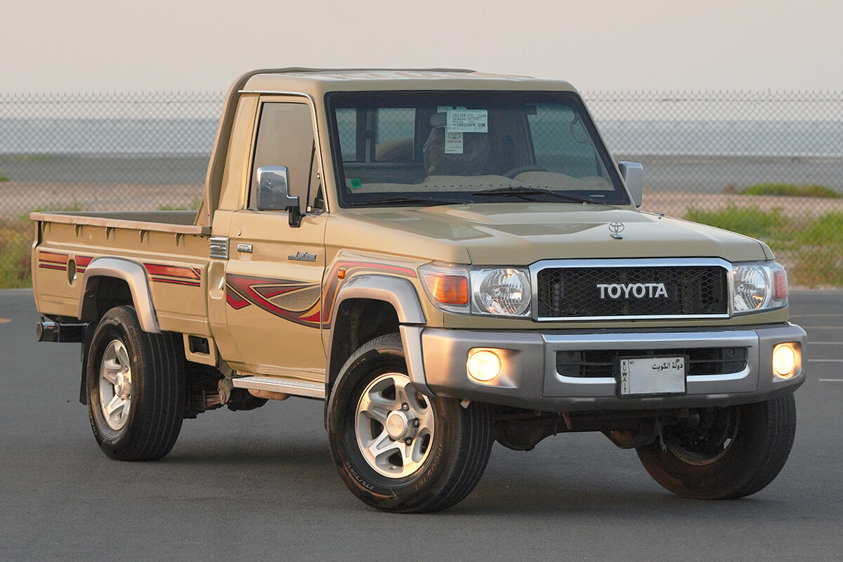 2013 Toyota Land Cruiser 70 Pickup - 191k km